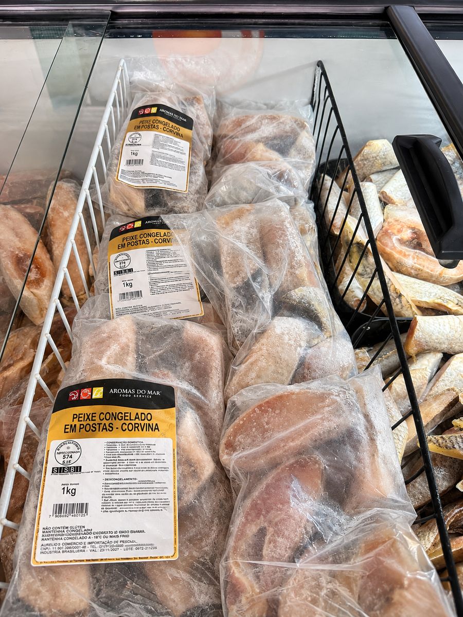 Pacotes de 1 kg de corvina congelada em postas