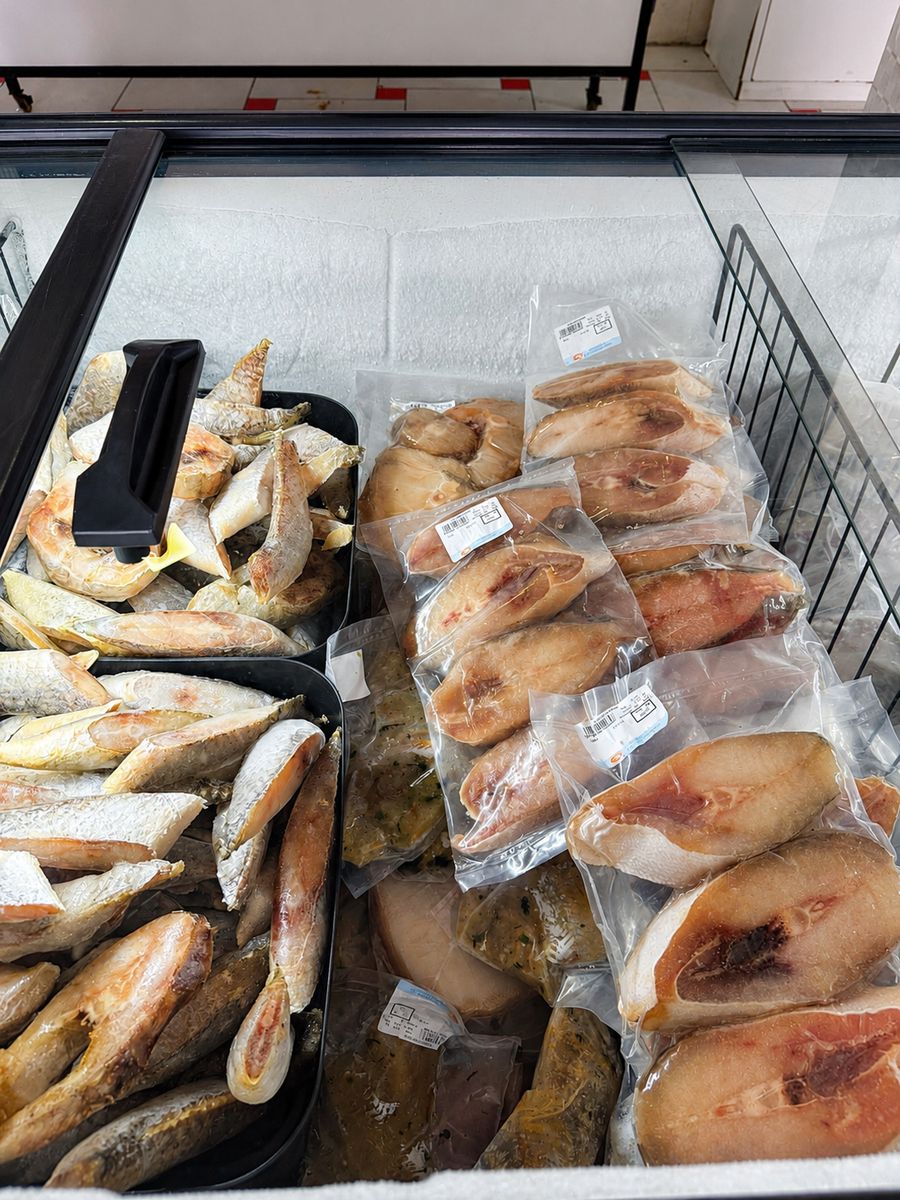Vitrine refrigerada com peixes em postas e filés embalados a vácuo
